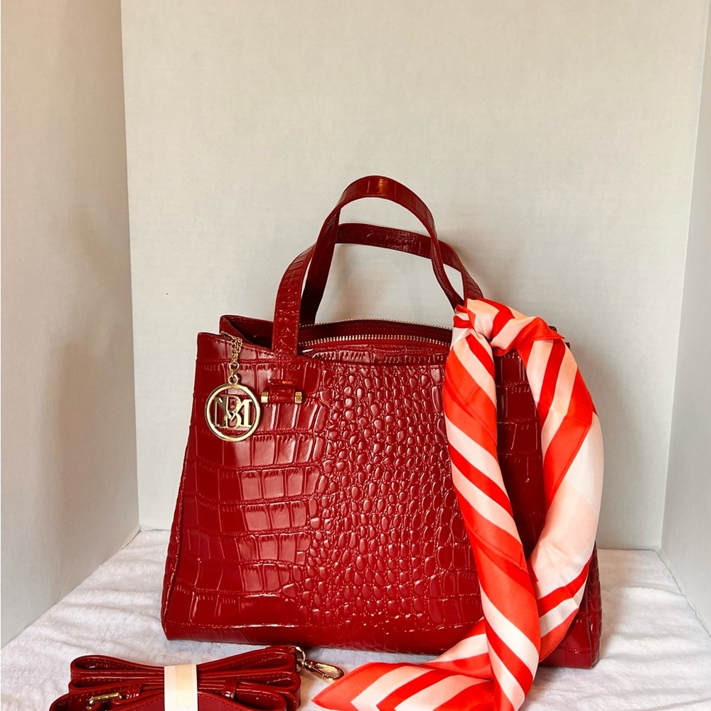 🌹Badgley Mischka Caroline Red Vegan Tote. Top zip closure. Croc design. - Picture 8 of 8